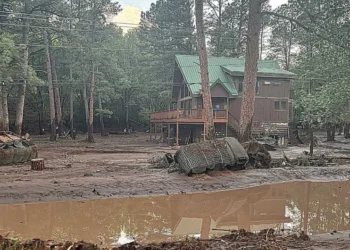 Inundaciones, arrastran casa en Nuevo México