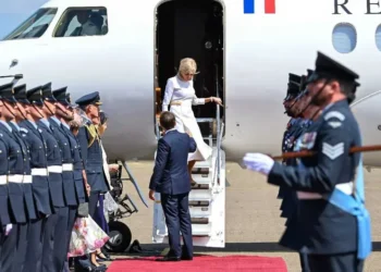 Brigitte Macron sorprende en su llegada a Reino Unido