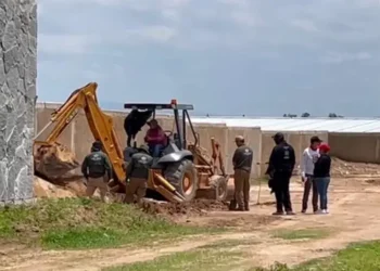 Exhuman más de 200 bolsas con restos humanos en fosa