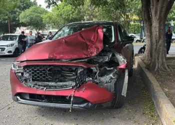Terrible choque entre patrulla y camioneta
