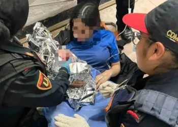 Policías asisten a joven madre durante parto en estación del Metro en CDMX