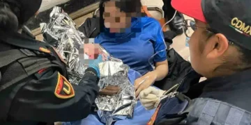 Policías asisten a joven madre durante parto en estación del Metro en CDMX
