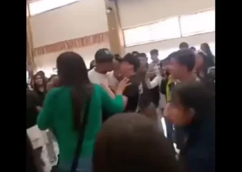 Funcionaria alenta beso entre adolescentes