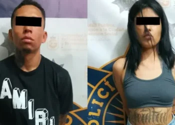 Pareja comete asalto a taxista de aplicación
