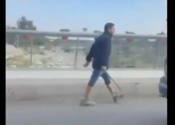 Taxista baja de su auto a pelear y se encuentra con el karma