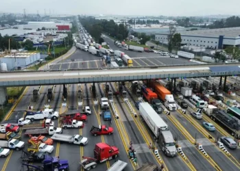 Transportistas bloquean vialidades en Edomex