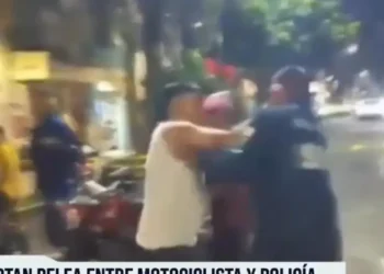 Pelea entre motociclista y policía en CDMX