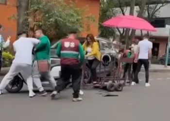 Pelea por evitar que pongan araña a auto