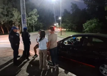 Hombre pierde de vista a tres menores en el Bosque de Chapultepec y pide ayuda a policías