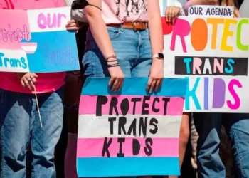 EE.UU. da ultimátum a escuelas por políticas transgénero