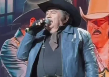 Eliseo Robles se desmaya en concierto