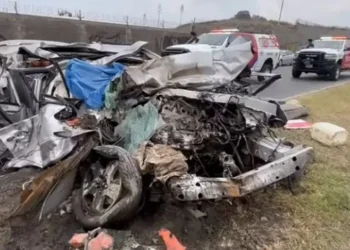 Pareja pierde la vida tras chocar contra un tráiler