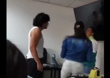 Estudiante golpea a profesor en universidad de Tulancingo
