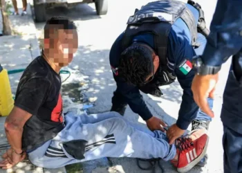 Vecinos someten y golpean a presunto ladrón en NL