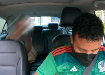 Pasajera reclama a conductor por redondear tarifa de viaje