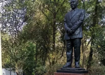 Retiran estatua de Felipe Calderón en Los Pinos