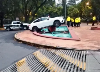 Conductor se duerme y termina arriba de glorieta