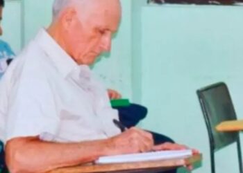 Adulto mayor rompe barreras y entra a universidad en Tabasco a los 79 años