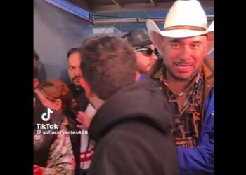 Captan a Alex Montiel solo y ‘alegre’ en concierto; redes lo fulminan