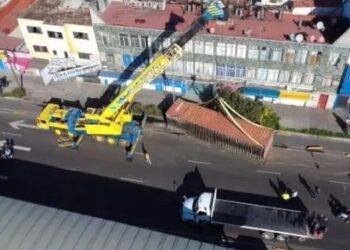 Contenedor de tráiler cae en avenida Eduardo Molina