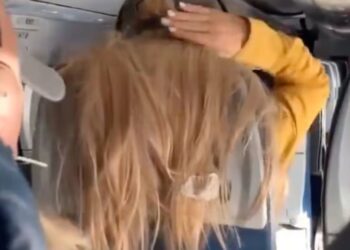 Mujer pega enorme chicle en el cabello de una pasajera