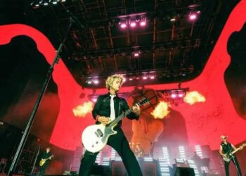 Green Day baja a fan del escenario por tocar canción de Oasis