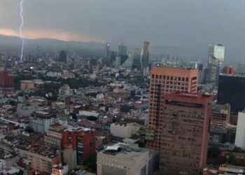Rayo cae en la CDMX durante tormenta