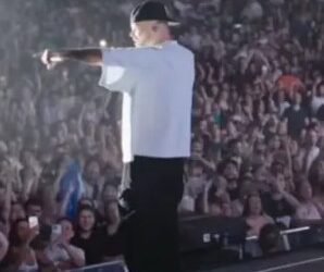 Residente se despide de España en señal de protesta