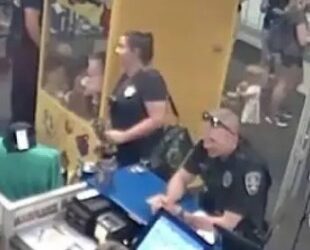 Niño atrapado en máquina de peluches en Ohio