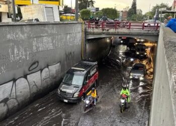 Inundaciones afectan paso a desnivel en San Antonio Abad