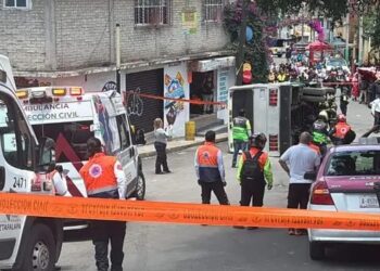 Microbús sufre volcadura en Iztapalapa
