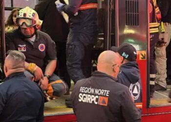 Choque entre Metrobús de la Línea 2 y auto