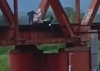 Motociclista se salva de tren en Nayarit