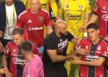 Escolta de Messi empuja a jugador del Atlas