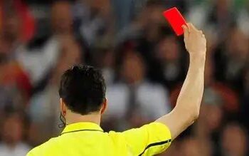 Árbitro se desmaya por golpe de calor