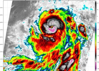 Huracán Flossie avanza por el Pacífico