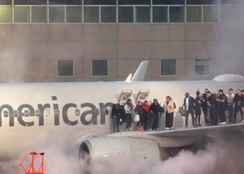 Pánico en vuelo de American Airlines por incendio