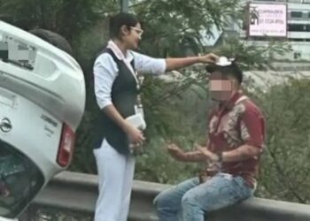 Enfermera del IMSS asiste a herido tras volcadura en Monterrey