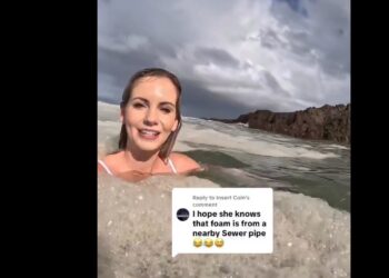 Influencer se baña en aguas negras creyendo que era espuma marina