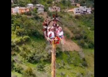 Caporal de voladores de Papantla casi cae desde 20 metros durante ceremonia en Puebla
