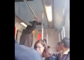 Intentan exorcismo en el Metro CDMX y mujer responde a paraguazos