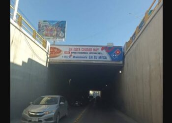 Cierran Domino’s tras broma sobre baches; alcalde niega represalias