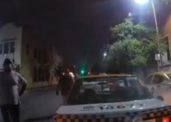 Taxistas agreden a chofer de app en pleno centro de Monterrey