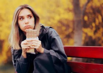 Alimentos que elevan el cortisol: lo que comes también influye en tu estrés