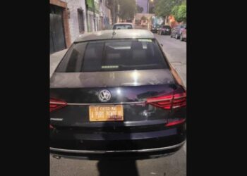 Circula Corvette con placa ofensiva en CDMX; podría terminar en el corralón
