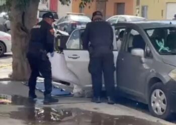 Hallan sin vida a hombre dentro de automóvil en la alcaldía Venustiano Carranza