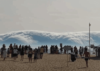 ‘Tsunami de nubes’ sorprende a bañistas en Portugal