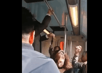 Hombre intenta exorcismo en Línea 5 del Metro y es atacado con un paraguas