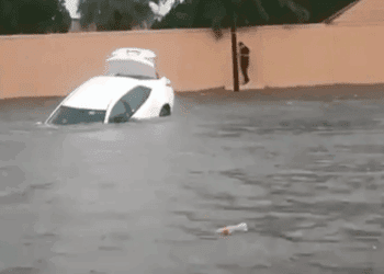 Fuertes lluvias dejan autos varados en calles de Culiacán