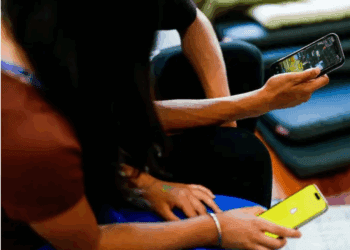 Portugal prohibirá celulares en escuelas para mejorar la convivencia y reducir el acoso